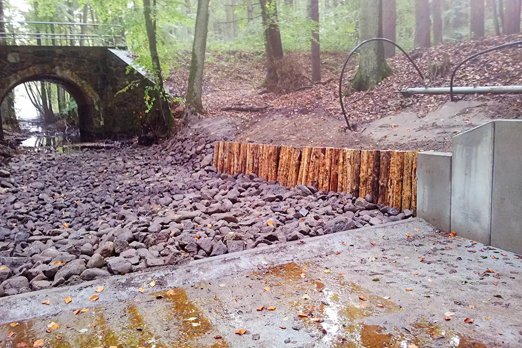 Wehranlage im Polzowkanal am Dagowsee